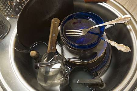 在厨房或迪的洗碗池里放一堆没有洗过的脏盘子图片