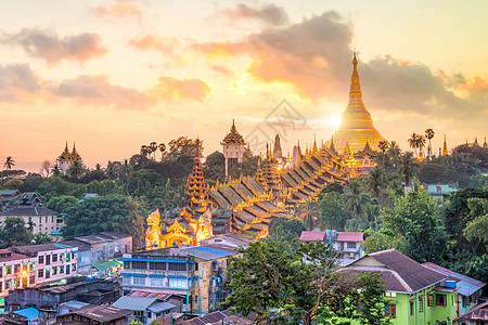 仰光天线与缅甸的Shwedagon塔台游客城市旅游日落天际吸引力遗产宝塔建筑文化图片