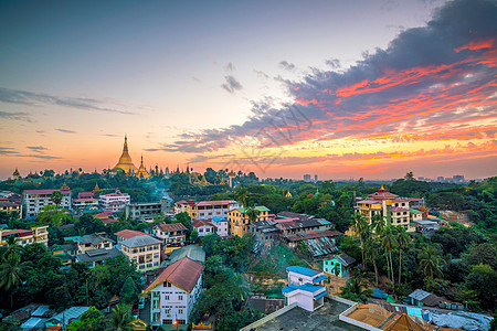 仰光天线与缅甸的Shwedagon塔台宝塔天空日落旅行精神地标旅游遗产金子景观图片