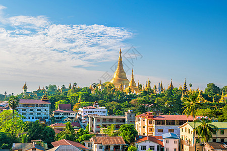 仰光天线与缅甸的Shwedagon塔台建筑旅行寺庙城市宝塔游客遗产旅游精神吸引力图片