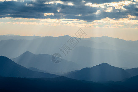 在泰国 阳光照耀在云中 闪耀到山脉上图片