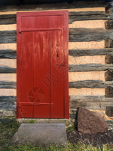 宾夕法尼亚州的红门 殖民原木小屋高清图片