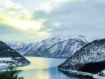 挪威韦斯特兰Sognefjord的冬季风景和早晨时间海岸峡湾天空日落山脉环境冷冻蓝色颂歌全景图片