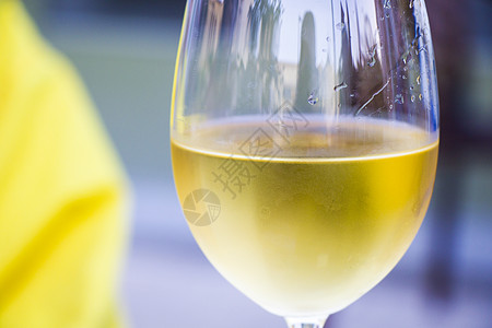 葡萄酒杯的白葡萄酒 近身背景瓶子白酒液体周年玻璃日光器皿菜单漩涡美食图片