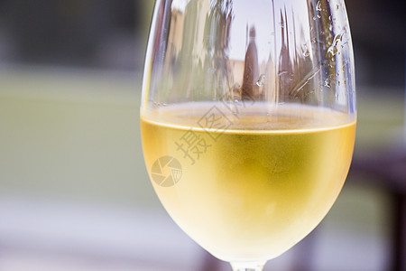 葡萄酒杯的白葡萄酒 近身背景美食餐厅漩涡纪念日瓶子饮料酒精日光器皿周年图片