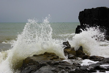 格鲁吉亚黑海的暴风 海浪和风浪危险力量海景风暴天气灰色蓝色旅行运动波浪图片