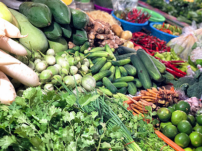 新鲜水果和泰国街头市场蔬菜店的新鲜水果图片