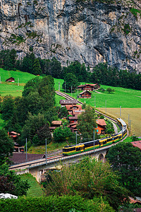 穿过瑞士劳特布伦宁河谷的火车图片
