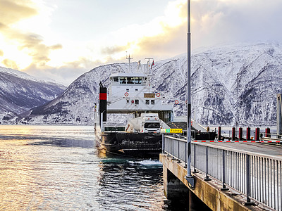 Fjord1渡轮从Vangsnes到挪威的航线摆渡人运输场景旅游船运汽车峡湾山脉卡车图片