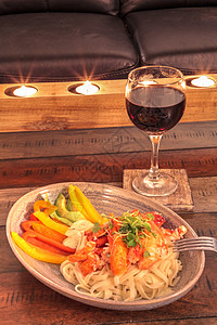 红葡萄酒和缅因龙虾 在一床长着小麦的林维尼边上胡椒酒杯食品辣椒蔬菜海鲜盘子龙虾酒瓶膳食图片