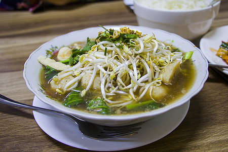 餐厅的泰国鸡肉丸汤洋葱辣椒蔬菜汤面美食文化烹饪猪肉面条肉丸图片