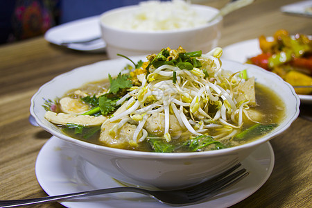 餐厅的泰国鸡肉丸汤肉丸大豆文化汤面美食面条盘子食物蔬菜洋葱图片