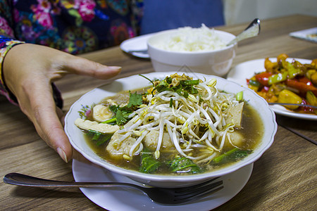 餐厅的泰国鸡肉丸汤蔬菜猪肉食物美食洋葱午餐汤面辣椒文化面条图片