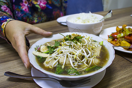 餐厅的泰国鸡肉丸汤午餐辣椒烹饪美食面条洋葱文化汤面大豆肉丸图片