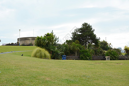 草坡 在历史的Redoubt堡垒前坐着图片