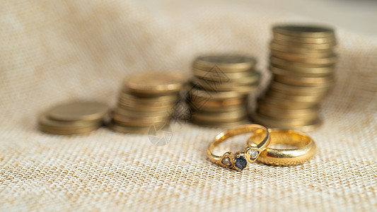 用一堆硬币织戒指 存钱结婚婚礼婚姻幸福家庭新娘现金订婚金子商业金融图片