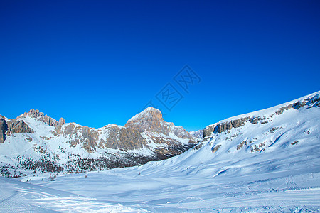 Dolomites冬山滑雪度假胜地山脉岩石顶峰运动旅行单板高山旅游蓝色天空图片