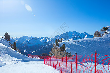 Dolomites冬山滑雪度假胜地旅游假期旅行单板风景高山顶峰蓝色岩石山脉图片