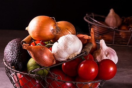 一个旧篮子的海报 洋葱大蒜番茄装饰金属饮食艺术营养蔬菜收成农业洋葱图片