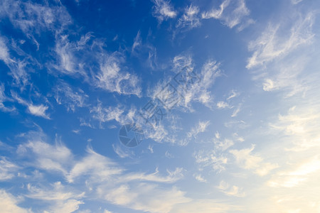 明亮的蓝天 有白天太阳照亮的羽云空气气候气氛羽毛天空阳光气象天堂环境天气图片