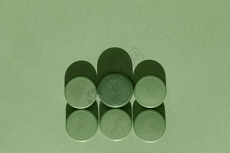 绿色塑料瓶盖色差彩色工具垃圾回收空白圆形创造力圆圈阴影背景图片