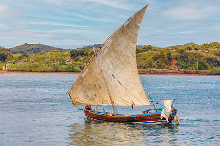 马达加斯加在传统手工挖土木帆船上的海上捕鱼者航行国家晴天生活文化地区农村苦难旅行独木舟图片
