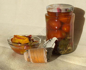 一罐西红柿 一碗香辣辣椒 在面包馆上图片
