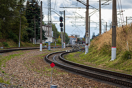 铁路轨道有铁路和卧睡者在农村车站火车碎石引导运输轨枕乡村平台金属小路图片