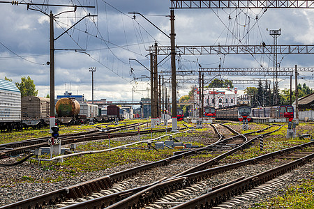 俄罗斯 卡卢加     2020年10月27日 有过敏的铁路轨道火车车皮小路车站火车站线路碎石金属运输电力图片