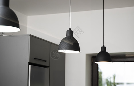 工业用黑色外观套装灯 在厨房内部 现代室内阁楼设计房间装饰治具灯笼金属白色天花板房子风格阴影图片