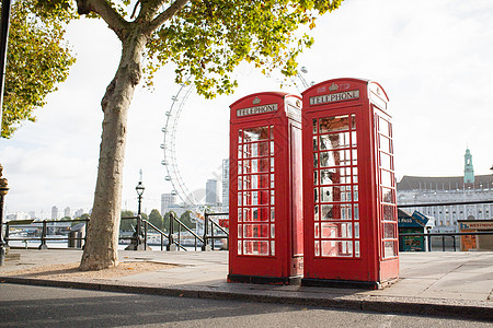 英国电话亭英国电话布斯在树下 以伦敦之眼为背景旅游英语电话亭地标瓷砖盒子天空建筑物乐趣公用背景