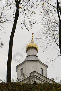 建于 19 世纪和 20 世纪之交的古典主义风格的东正教教堂 供奉位于白俄罗斯 Logoisk 的奇迹创造者圣尼古拉斯图片