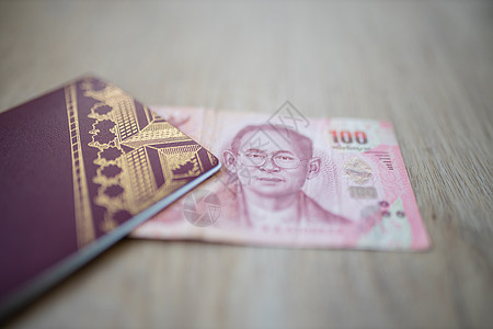 部分在瑞典护照内存放的一百份泰国泰铢法案旅行签证国家假期货币联盟国籍控制账单蓝色图片