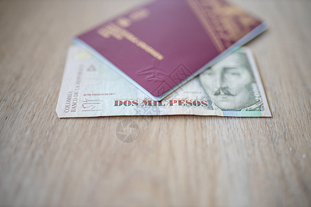部分在瑞典护照内存放的两万哥伦比亚比索法案图片