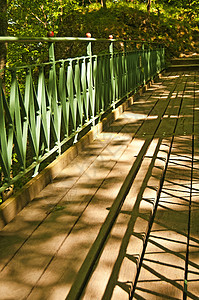 人行桥棕色美丽石头建筑叶子木头公园植物小路阴影图片