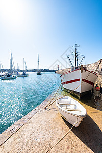 捕鱼拖网渔船及其小船停靠在港口港旅行码头面试运输船坞商业渔业工业港口木头图片