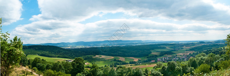 全色全景牧歌爬坡绿色土地农业天空国家森林村庄图片