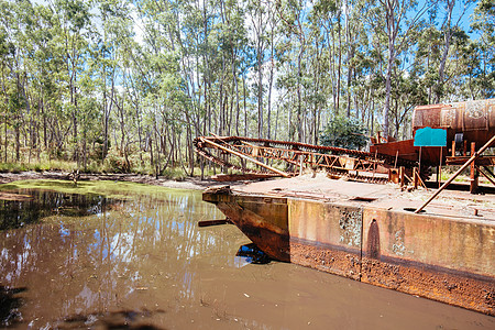 澳大利亚的钻探和拖绳历史遗迹池塘豪猪失修金属金矿吊索机械倾倒金子图片