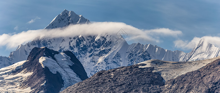 覆盖着冰雪的山峰 环绕着阿拉斯加的青毛 蓝天空是一幅美丽的全景图片