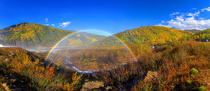 全尺寸美丽明亮的彩虹以秋天的山丘和一条小溪为背景 溢洪道水电彩虹国家天空太阳农村享受气候土地环境棱镜生态背景图片