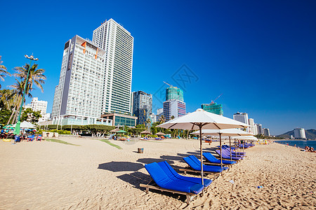 越南Nha Trang主要海滩晴天天堂太阳热带蓝色海岸线风景椅子旅游沿海图片