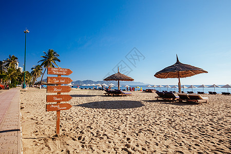 芽庄天堂湾越南Nha Trang主要海滩假期蓝色晴天海岸线沿海太阳棕榈椅子旅行热带背景