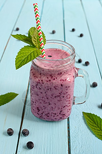 蓝莓凉水和泥瓦罐中的薄荷糖以及木本底的稻草饮食饮料早餐营养甜点水果乡村排毒牛奶酸奶图片