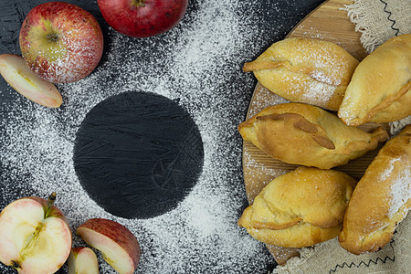 带有俄罗斯风格苹果的小馅饼棕色甜点蛋糕早餐脆皮小吃肉桂乡村食物桌子图片