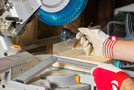 木匠使用圆锯切割木条 人锯条 建筑和家庭装修 木匠工作理念桌子木制品机器职业力量男人木工作坊维修承包商图片