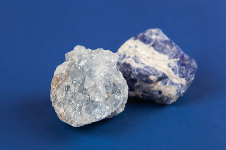天然矿物 经典蓝底宝石和古蓝底宝石紫色收藏冥想珠宝蓝晶水晶蓝铜护身符地质学岩石图片