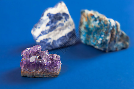 天然矿物 经典蓝底宝石和古蓝底宝石珠宝岩石紫色宏观收藏宝石学蓝色蓝铜护身符冥想图片