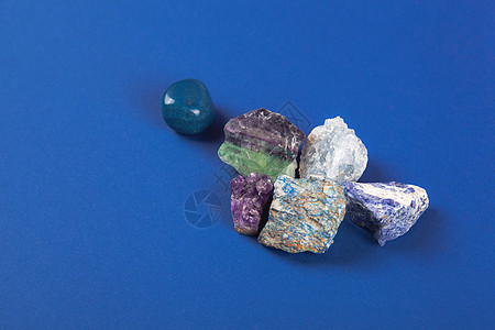 天然矿物 经典蓝底宝石和古蓝底宝石护符护身符玻璃收藏宝石学石头紫色宏观样本岩石图片