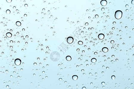 玻璃镜背景上的水滴天空反射蓝色黑色交通雨滴玻璃白色天气屏幕图片