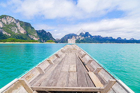 泰国传统长尾拖船在湖上山丘的湖上局域网公园巡航娱乐旅行闲暇旅游假期热带风景图片